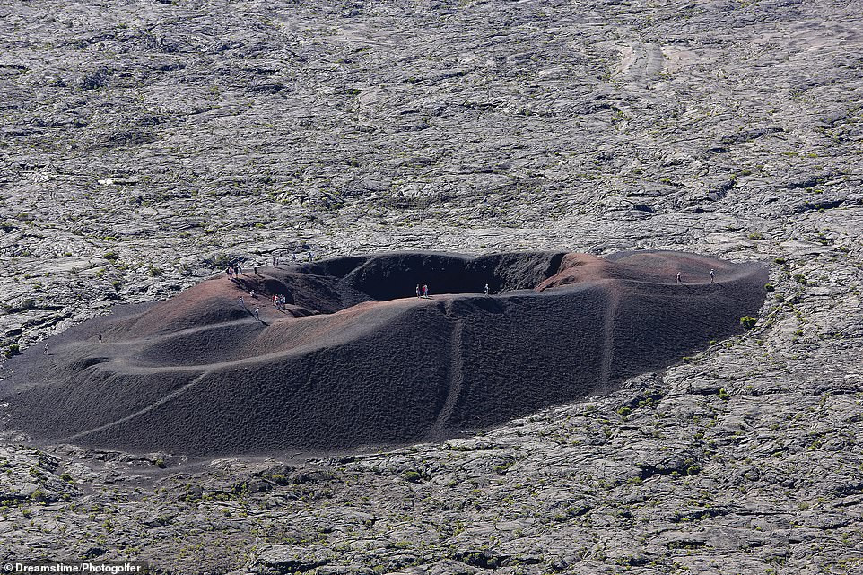 Núi lửa hình khiên Piton de la Fournaise trên đảo Réunion thuộc Ấn Độ Dương. Đây là một trong những núi lửa hoạt động mạnh nhất trên thế giới.