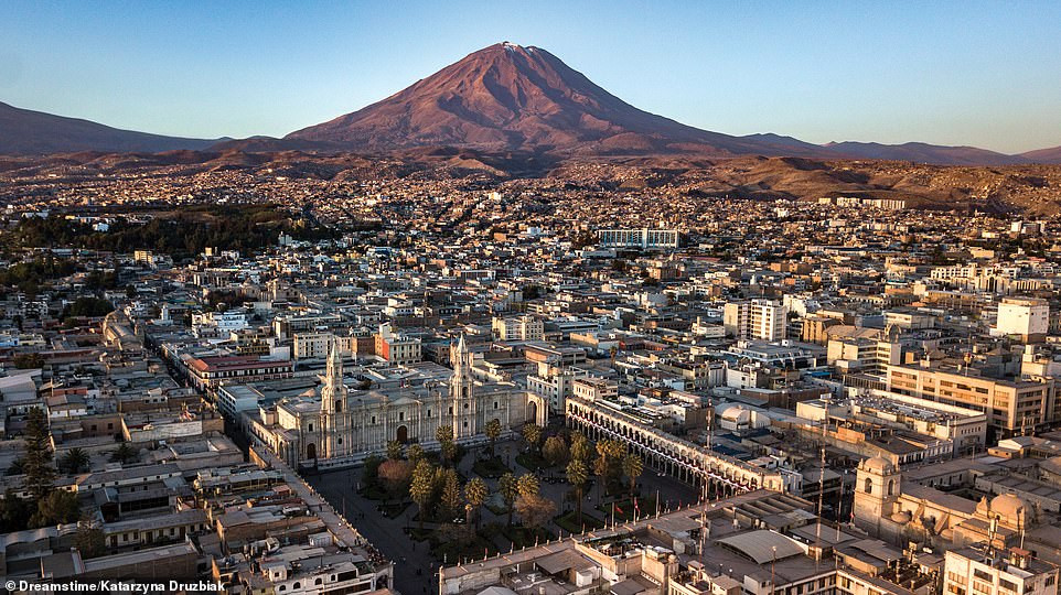 Núi lửa Misti ở Peru nhìn từ xa.