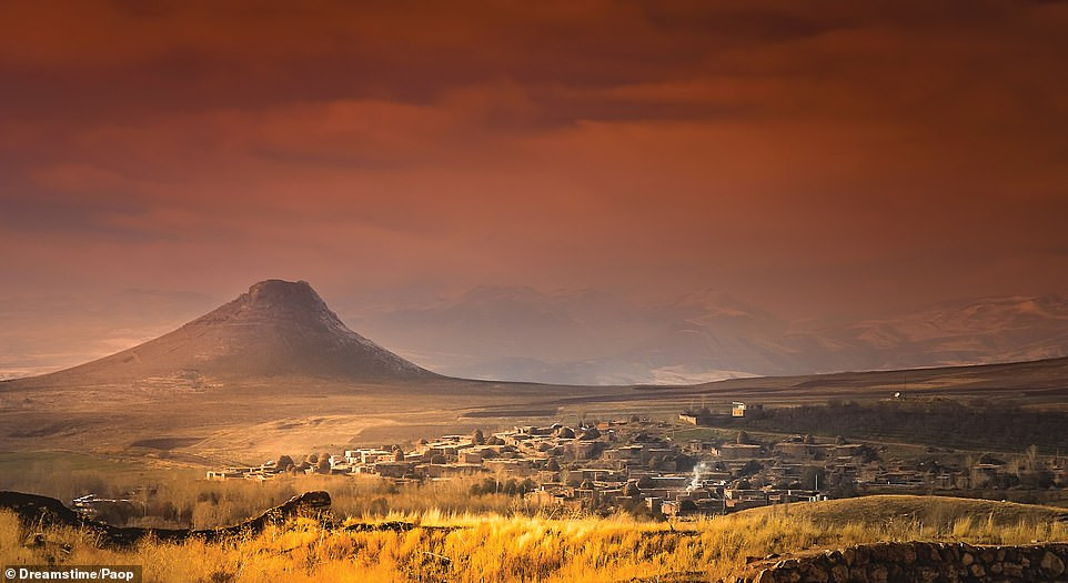 Núi lửa Zendān-e Soleymān ở Iran. Miệng núi lửa này rộng 65 mét và sâu 85 mét, từng chứa đầy nước nhiều thế kỷ trước nhưng đã khô cạn từ lâu.