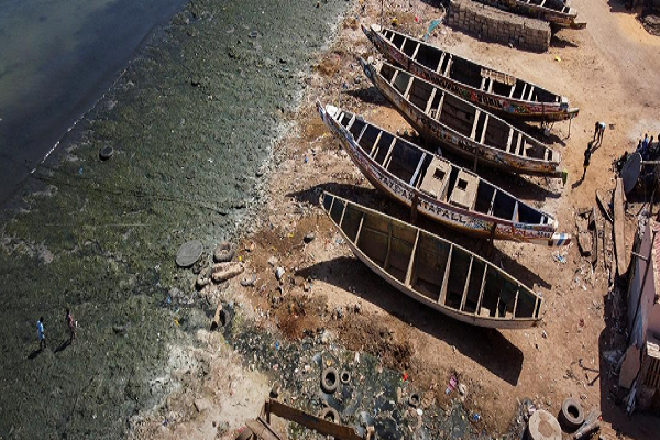 Nước bị ô nhiễm và nước thải chảy qua các kênh mở vào đại dương tại Vịnh Hann, ở Dakar, Senegal, ngày 17/3/2021.