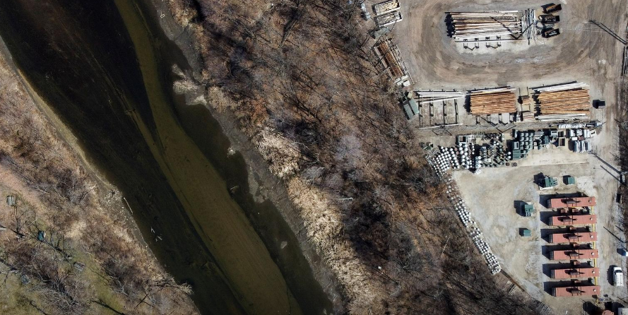 Ảnh chụp từ trên cao cho thấy sông Cuyahoga ở Akron, Ohio, Mỹ, ngày 17/3/2021. Hồi năm 1969, sông Cuyahoga "bốc cháy" do ô nhiễm nguồn nước, khiến Quốc hội Mỹ sau đó phải thông qua đạo luật về nước sạch.