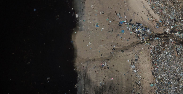 Ảnh chụp từ trên cao cho thấy rác thải bị vứt bỏ trên bờ tại Vịnh Guanabara ở Rio de Janeiro, Brazil, ngày 17/3/2021.