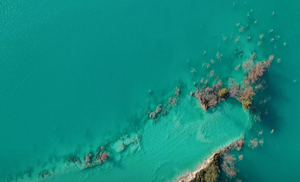 Hồ nước bị ô nhiễm gần thị trấn Yatagan, tỉnh Mugla (Thổ Nhĩ Kỳ), trong bức ảnh chụp ngày 24/2/2021.