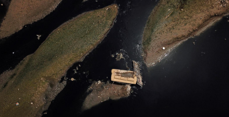 Một chiếc ghế sofa bị vứt bỏ trên sông Tiete gần Công viên Tiete ở Sao Paulo, Brazil, ngày 17/3/2021.