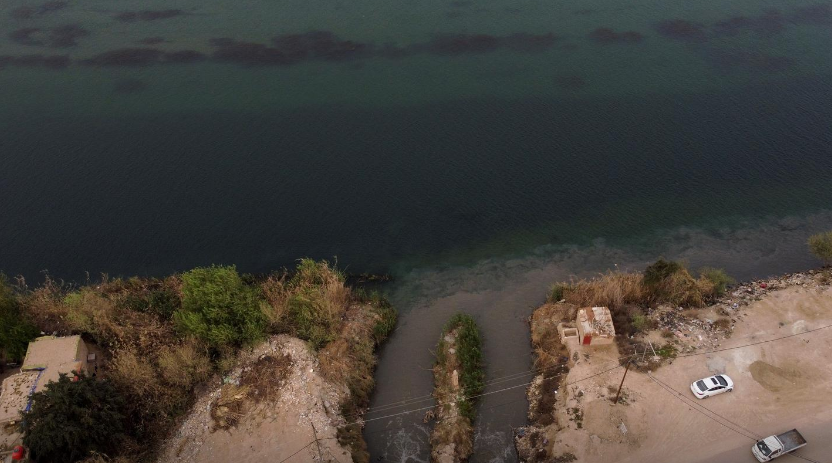 Ảnh chụp từ trên cao cho thấy một đường ống thoát nước dẫn nước thải đổ vào sông Euphrates gần Najaf, Iraq, ngày 16/3/2021.