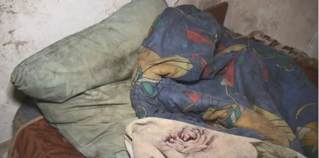 Yuli nói thêm, cô không sử dụng bếp củi để sưởi ấm ngôi nhà trước khi sang nhà hàng xóm. Người mẹ 28 tuổi cũng thừa nhận đã uống bia tại nhà một người bạn tên là Olena. "Chúng tôi đã mua 6 lít bia để uống. Sau đó, cô ấy về nhà", Olena nói. Ảnh: Bên trong ngôi nhà của Yulia.