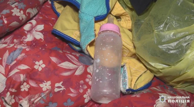 Yulia, 28 tuổi, trở về nhà sau thời gian đi làm tóc ở nhà hàng xóm thì phát hiện con trai cô nằm trên giường bất tỉnh. Ngay lập tức, Yulia gọi xe cấp cứu đưa con vào bệnh viện. Tuy nhiên, bé đã tử vong.