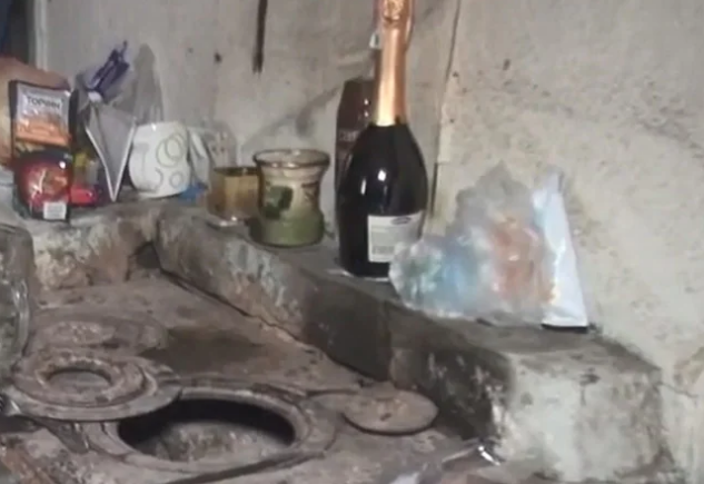 "Tôi cho bọn trẻ ăn và đưa chúng đi ngủ. Sau đó, tôi đến nhà một người bạn để ép và nhuộm tóc. Khi tôi trở về nhà, tôi phát hiện con trai tôi đã không còn thở", Yulia khai với cảnh sát. Ảnh: Khu bếp trong ngôi nhà của Yulia.