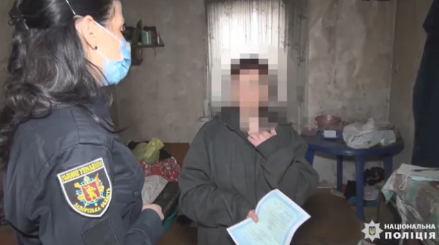 Cảnh sát cho biết, Yulia đã để con trai 5 tháng tuổi và cô con gái 2 tuổi trong ngôi nhà không có hệ thống sưởi giữa lúc nhiệt độ ngoài trời xuống còn -4 độ C, rồi sang nhà hàng xóm làm tóc. Bé trai tử vong vì bị hạ thân nhiệt.