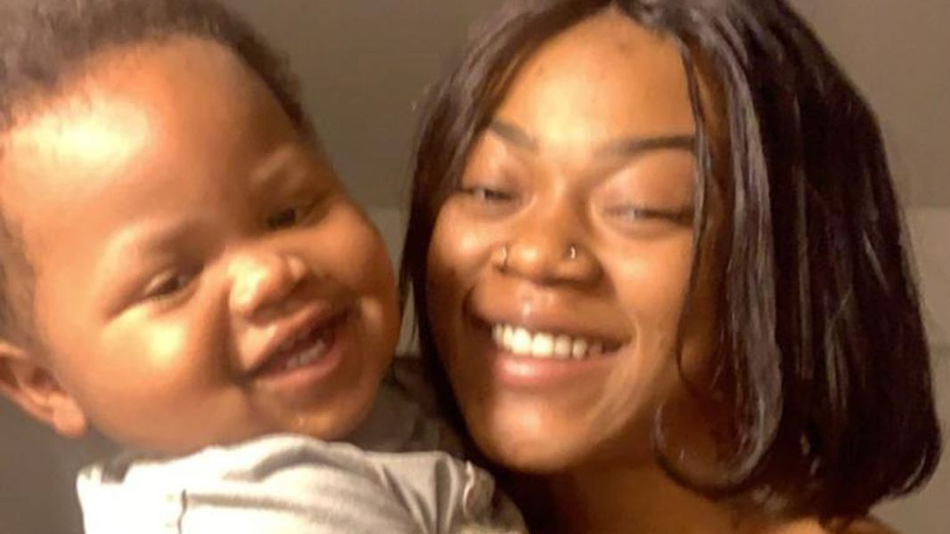 Khi đó, con trai của Daisha, bé Legend Smalls (1 tuổi), cũng đang ngồi trong ô tô. "Con tôi ngồi ở ghế sau!", Daisha Smalls hét lên. Ảnh: Cô Daisha và con trai, Legend. Ảnh: Twitter.