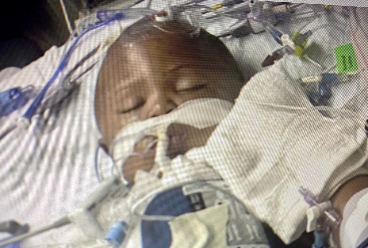 Luật sư Ben Crump cáo buộc cảnh sát Garza đã đặt bé Legend, con trai cô Daisha, vào tình trạng nguy hiểm, NBC News đưa tin. Ảnh: Twitter.