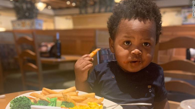 Cảnh sát E.Garza đã quyết định nổ súng vào xe của Daisha, khiến Woods bị thương. Không may, bé Legend bị trúng đạn vào đầu. Ảnh: CNN.