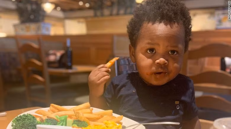 Cảnh sát E.Garza đã quyết định nổ súng vào xe của Daisha, khiến Woods bị thương. Không may, bé Legend bị trúng đạn vào đầu. Ảnh: CNN.