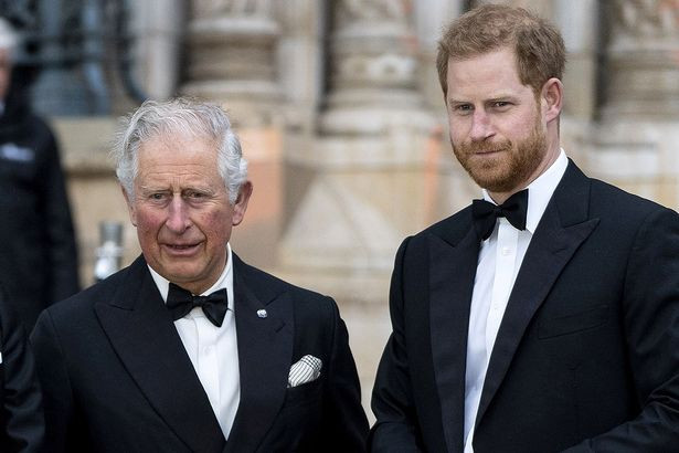 Hoàng tử Harry tiết lộ mối quan hệ của anh với gia đình. "Tôi cảm thấy thật sự thất vọng. Ông ấy đã trải qua điều tương tự. Ông ấy biết cảm giác đau đớn là như thế nào. Và Archie là cháu nội của ông. Tôi vẫn sẽ luôn yêu quý ông, nhưng đã có quá nhiều sự tổn thương", Harry nói về cha anh, Thái tử Charles. Harry cho biết thêm, Hoàng gia Anh đã cắt hỗ trợ tài chính cho anh hồi đầu năm 2020. Ảnh: Getty. Ảnh: Mirror.