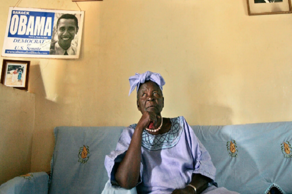 "Tôi và gia đình thương tiếc trước sự ra đi của người bà yêu quý của chúng tôi, Sarah Ogwel Onyango Obama. Mặc dù không phải là mẹ ruột, bà vẫn nuôi nấng bố tôi như con đẻ. Nhờ vào tình yêu và sự động viên của bà mà ông đã vượt lên khó khăn, trau dồi học tập để giành học bổng từ một trường đại học ở Mỹ", cựu Tổng thống Obama viết trên trang Facebook cá nhân. Ảnh: AP.