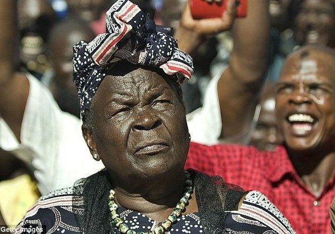 Ngày 4/7/2008, bà Sarah Obama tham dự lễ kỷ niệm Ngày Quốc khánh của Mỹ diễn ra tại Nairobi. Sự kiện do Đại sứ Mỹ tại Kenya khi đó là ông Michael Ranneberger tổ chức. Ảnh: Getty.