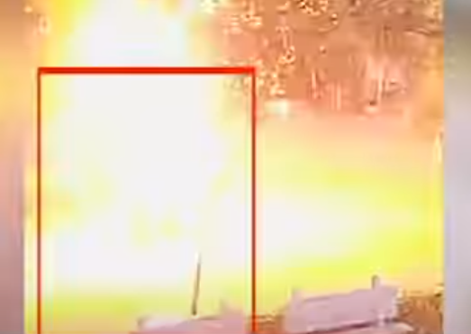 Cảnh sát đã lấy lời khai của những nạn nhân còn sống, trong khi thi thể của Ramprasad được đưa vào nhà xác. Ảnh: Khoảnh khắc sét đánh trúng cái cây nơi 4 người đàn ông trú mưa. Ảnh: HT.