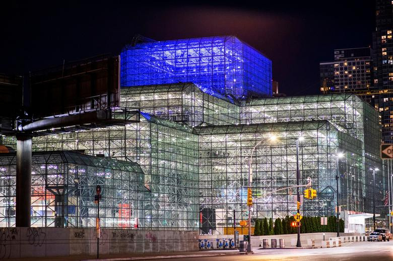 Trung tâm Hội nghị Jacob K. Javits được chiếu sáng nhằm tôn vinh các nhân viên y tế chống dịch, ngày 9/4/2020. Nơi này từng biến thành bệnh viện dã chiến để điều trị cho các bệnh nhân COVID-19.