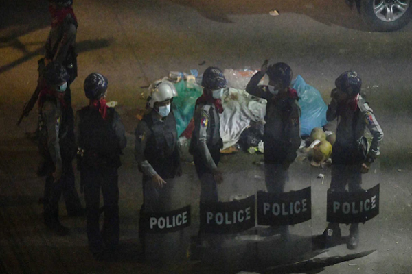 "Ông Myat Linn bị lực lượng an ninh Myanmar bắt giữ vào khoảng 1h30 sáng ngày 9/3. Hiện giờ, người thân của ông Myat Linn đang tìm cách nhận thi thể ông ấy tại một bệnh viện quân đội", cựu nghị sĩ Ba Myo Thein cho hay. Ảnh: Reuters.