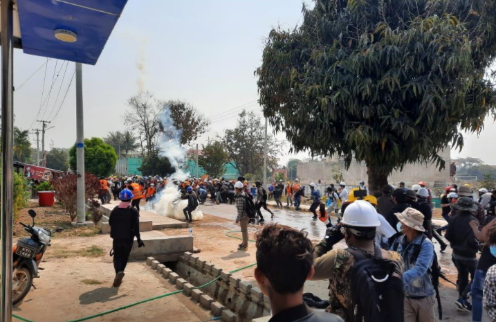 Động thái của quân đội Myanmar đã "châm ngòi" cuộc biểu tình rầm rộ khắp quốc gia Đông Nam Á này. Ảnh: Cuộc biểu tình ở Loikaw, Myanmar, ngày 9/3. Ảnh: Reuters.