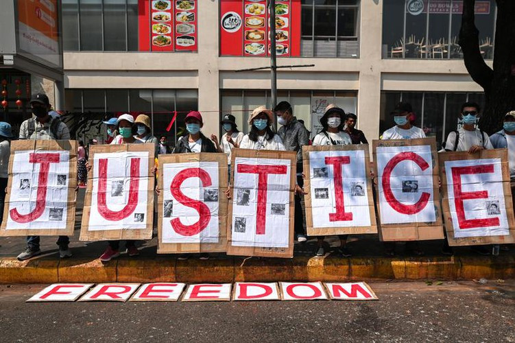 Hôm 22/2, hàng chục nghìn người tiếp tục xuống đường tại nhiều thành phố và thị trấn khắp Myanmar để phản đối việc quân đội tiếp quản quyền lực, bất chấp lời cảnh báo của giới chức nước này rằng người biểu tình có thể "thiệt mạng" nếu đối đầu với lực lượng an ninh. Ảnh: Reuters.