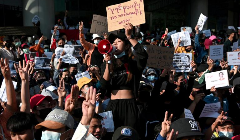 Ngày 9/2, cảnh sát Myanmar chủ yếu bắn chỉ thiên, sử dụng vòi rồng và đạn cao su để giải tán đám đông người biểu tình ở thủ đô Naypyitaw. Một người phụ nữ đã trúng đạn. Ảnh: Reuters.