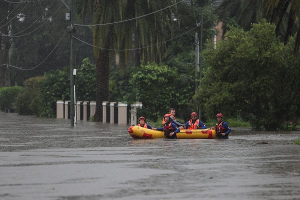 Những cơn mưa lớn tại vùng ven biển phía đông đã gây ra trận lũ lụt lịch sử tồi tệ nhất trong vòng 50 năm tại Australia, nhà chức trách cho biết. Tờ Guardian (Anh) và trang tin 9news (Australia) gọi trận mưa lớn chưa từng có này là "bom mưa". Hàng nghìn người đã phải sơ tán để tránh nước lũ dâng cao. Hàng trăm ngôi nhà đã bị phá hủy, theo Reuters. Thủ hiến New South Wales, bà Gladys Berejiklian, cho biết lượng mưa đổ xuống tiểu bang này lớn hơn nhiều so với dự tính ban đầu, đặc biệt tại vùng trũng thấp tây bắc Sydney. Ảnh: Reuters.