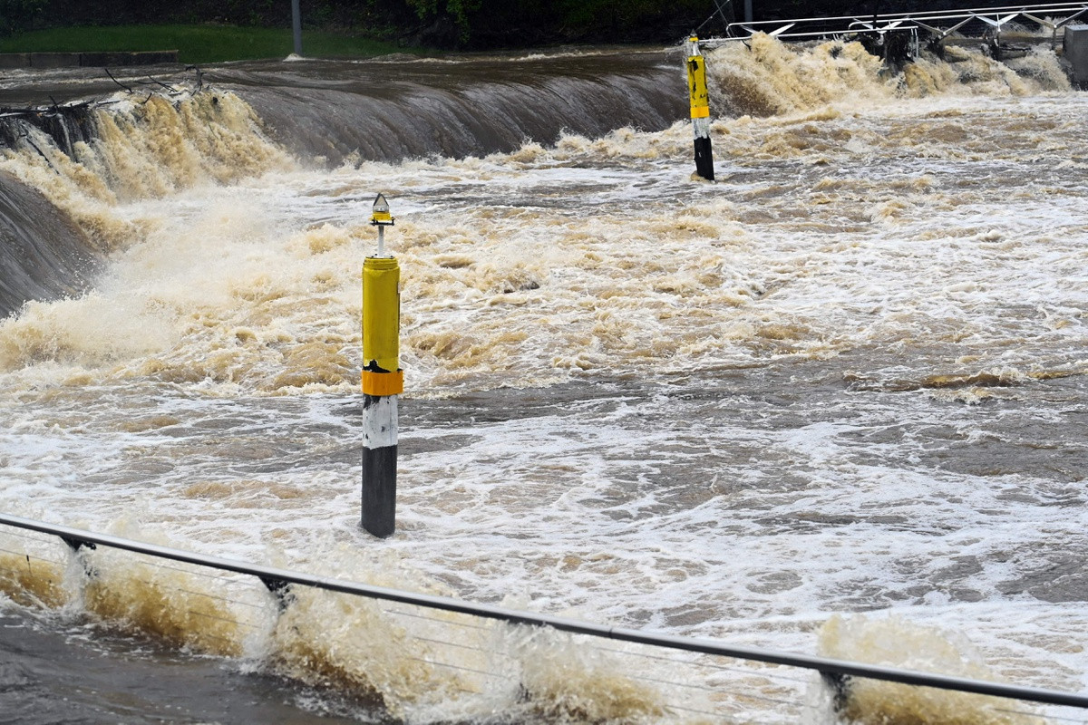 Lũ lụt hoành hành tại Australia trái ngược với những trận cháy rừng kinh hoàng xảy ra các năm 2019 và 2020, từng thiêu rụi 7% diện tích tiểu bang New South Wales. Ảnh: Reuters.