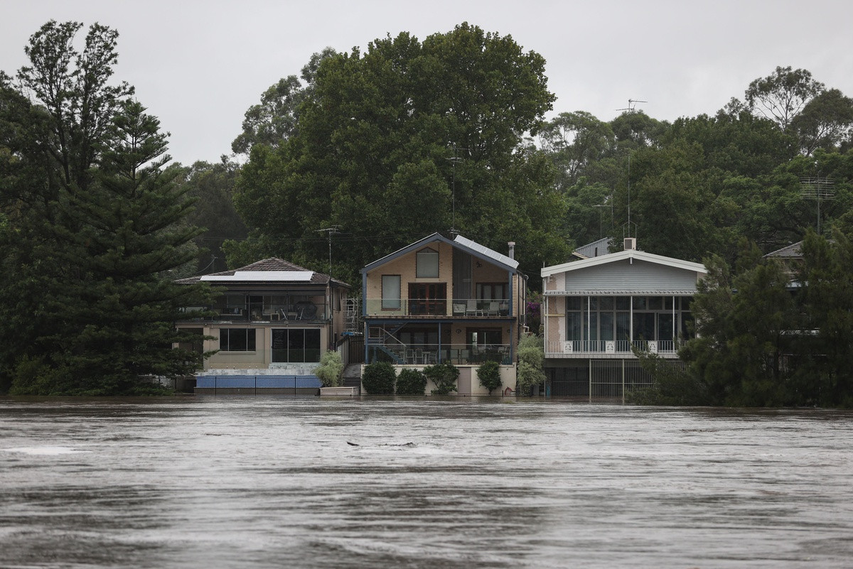 Nguy cơ lũ lụt và cảnh báo di tản đã được ban bố ở 13 khu vực tại New South Wales, tiểu bang đông dân nhất Australia với 8 triệu người. Một số đập nước lớn, trong đó có Warragamba - nơi cung cấp nguồn nước chính cho Sydney, đã phải xả lũ để tránh vỡ đập, dẫn đến tình trạng nước lũ tăng nhanh. Ảnh: Reuters.