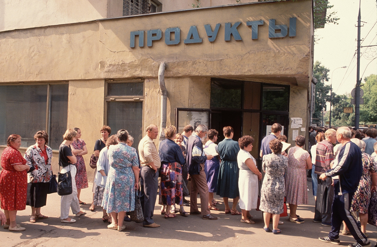 Dòng người đợi chờ mua thực phẩm.