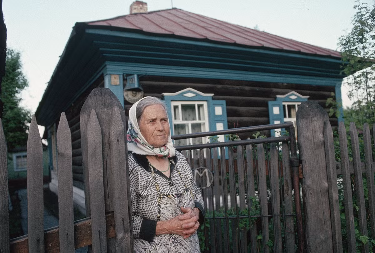 Một phụ nữ Siberia ở cổng trước nhà bà.
