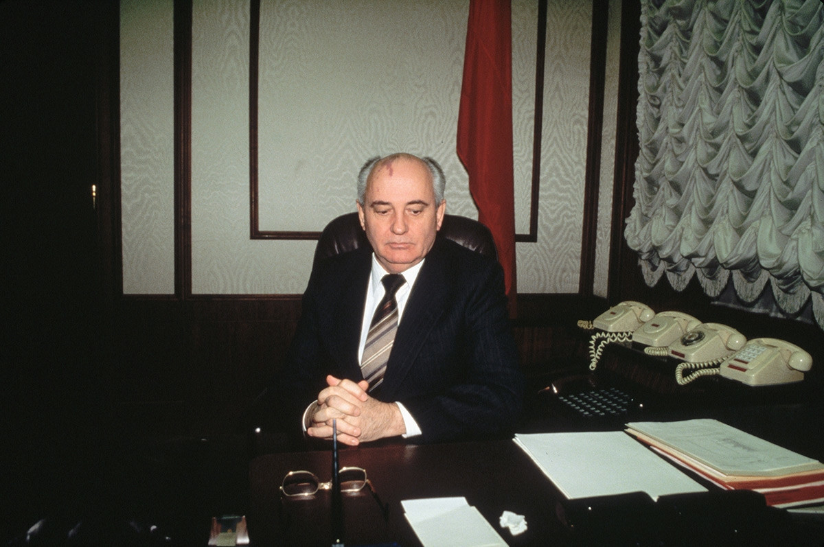 Nhà lãnh đạo Mikhail Gorbachev ngồi ở bàn làm việc vào thời điểm một thời gian ngắn trước khi Liên Xô tan rã.