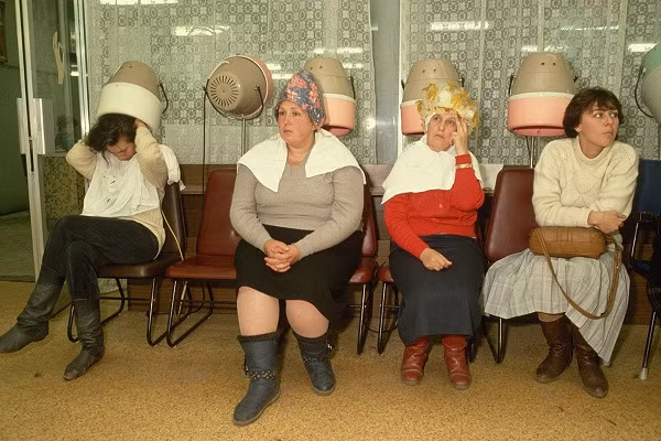 Một tiệm làm tóc ở thủ đô Moscow của Liên Xô.