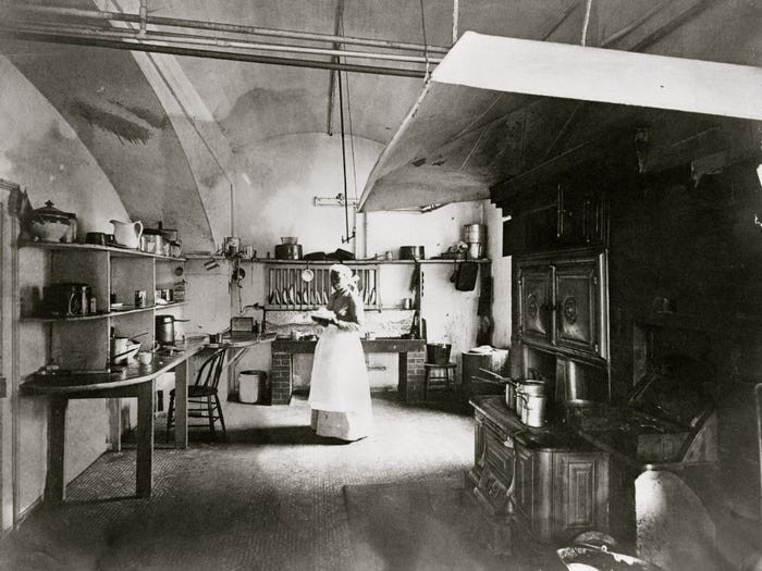 Dưới thời Tổng thống Mỹ George Washington và Thomas Jefferson, các nô lệ được nhận vào làm việc trong gian bếp của Nhà Trắng. Ảnh chụp gian bếp trong Nhà Trắng vào khoảng năm 1892.