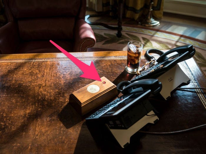 Bàn làm việc của Tổng thống Mỹ trong Phòng Bầu dục có một nút bấm được sử dụng để gọi đồ từ nhà bếp.