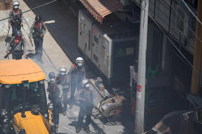 Cảnh sát chống bạo động được triển khai để trấn áp người biểu tình ở Yangon ngày 1/3.