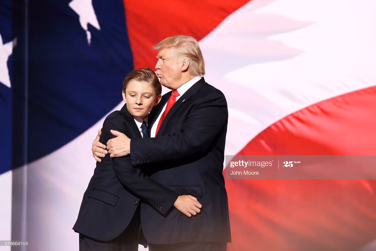Barron Trump luôn trở thành tâm điểm thu hút sự chú ý của truyền thông mỗi khi xuất hiện trước công chúng vì xuất thân và ngoại hình vượt trội. Ảnh: Getty.