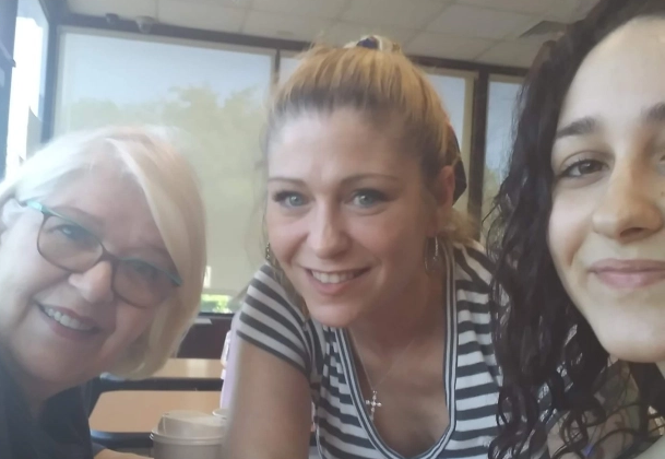 Lyndsey, người được cho là có tiền sử về các vấn đề sức khỏe tâm thần và lạm dụng ma túy, kể lại rằng cô đã phát hiện một đường hầm trong lúc bơi. Tò mò, Lyndsey quyết định bơi theo đường hầm đó và nó dẫn đến một đường hầm khác. Cứ như vậy cho đến khi cô nhận ra rằng mình đã bị lạc.