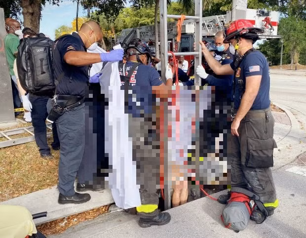 Vào thời điểm được giải cứu hôm 23/3, Lyndsey, 43 tuổi, ở trong tình trạng "không mảnh vải che thân" và không thể đứng dậy, phát ngôn viên lực lượng cứu hỏa Delray Beach cho biết.