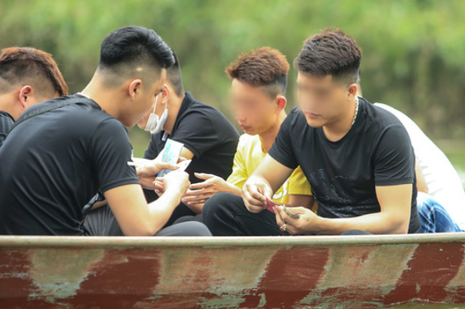 Ban quan ly chua Huong noi gi truoc tinh trang du khach danh bai tren thuyen?-Hinh-8