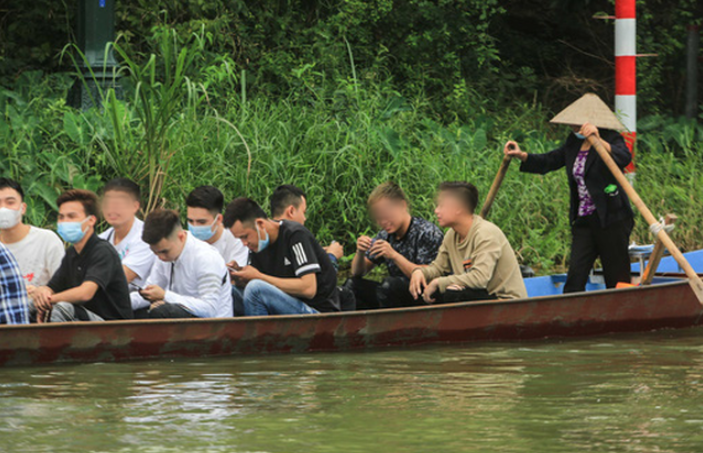 Ban quan ly chua Huong noi gi truoc tinh trang du khach danh bai tren thuyen?-Hinh-4