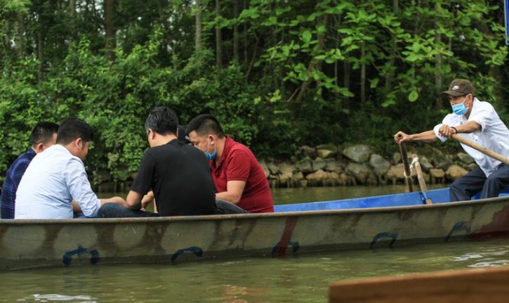 Ban quan ly chua Huong noi gi truoc tinh trang du khach danh bai tren thuyen?-Hinh-2
