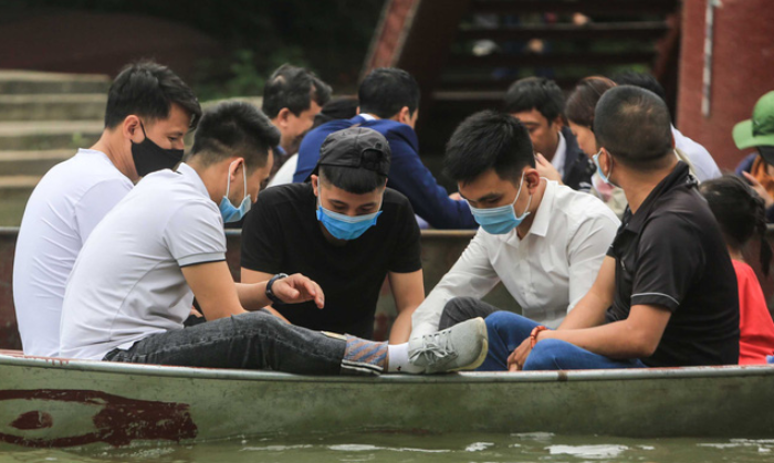 Ban quan ly chua Huong noi gi truoc tinh trang du khach danh bai tren thuyen?-Hinh-7