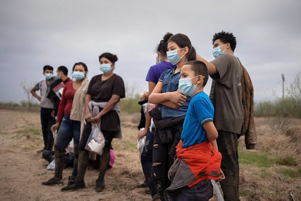 Hang tram nguoi nhoi nhet tren xe tai de nhap cu lau sang My