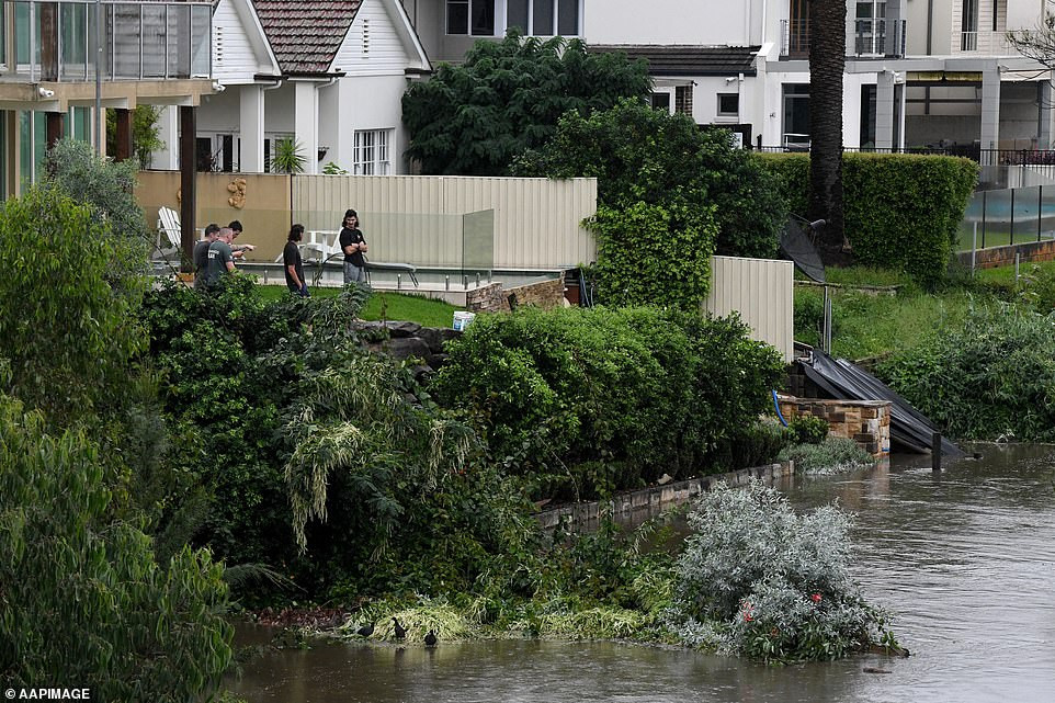 Hàng nghìn người ở phía tây Sydney đã buộc phải rời khỏi nhà cửa vào ban đêm.