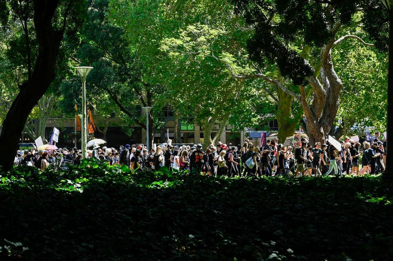 Trong số này, có video cho thấy một nhóm nhân viên nam của Quốc hội Australia dâm ô ngay tại trụ sở quốc hội, thậm chí ngay trên bàn làm việc của một nữ nghị sĩ. Ảnh: Người dân ở Sydney xuống đường biểu tình, kêu gọi bình đẳng giới và lên án các hành động tấn công tình dục phụ nữ. Ảnh: Reuters.