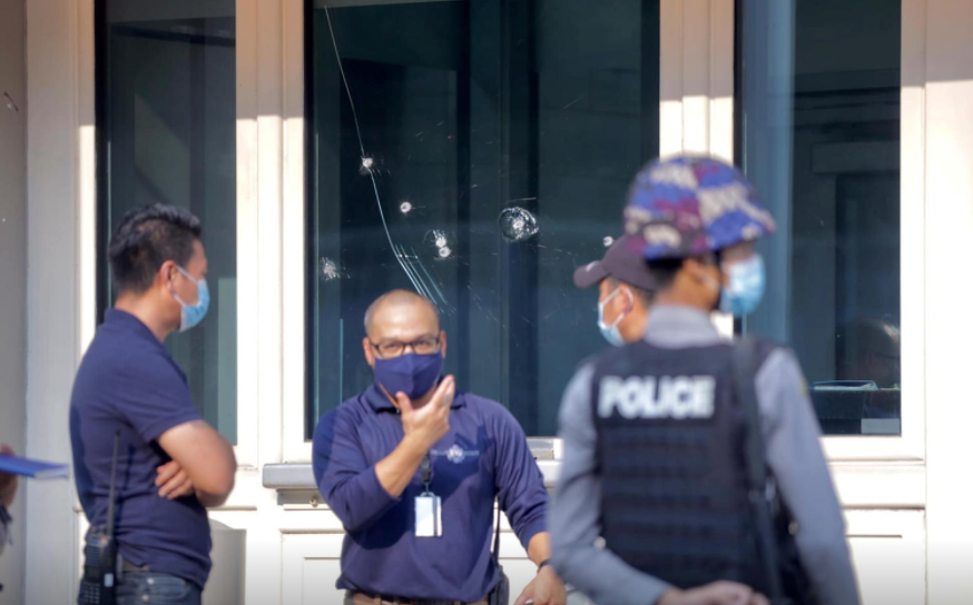 Trong diễn biến liên quan vào ngày 27/3, Aryani Manring, người phát ngôn Đại sứ quán Mỹ tại Myanmar, cho biết một vụ nổ súng đã diễn ra tại Trung tâm Mỹ ở thành phố Yangon. Ảnh: Dấu vết của đạn bắn trên cửa sổ của Trung tâm Mỹ ở Yangon ngày 27/3. Ảnh: Reuters. 