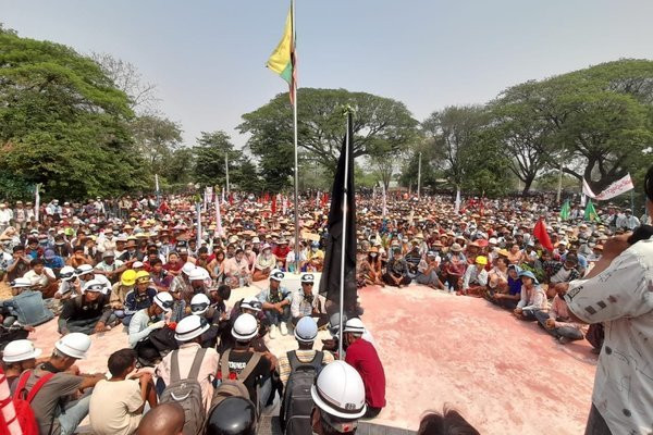 Tuy nhiên, không có ghi nhận thương vong nào sau vụ nổ súng. Hiện, các nhà chức trách đang mở cuộc điều tra vụ việc. Được biết, Trung tâm Mỹ là cơ sở thuộc Đại sứ quán Mỹ ở Myanmar. Ảnh: Biểu tình phản đối chính quyền quân sự tại Sagaing hôm 27/3. Ảnh: Myanmar Now. 
