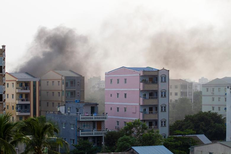 Khói đen bốc lên ở Yangon ngày 28/3. Ảnh: Reuters.