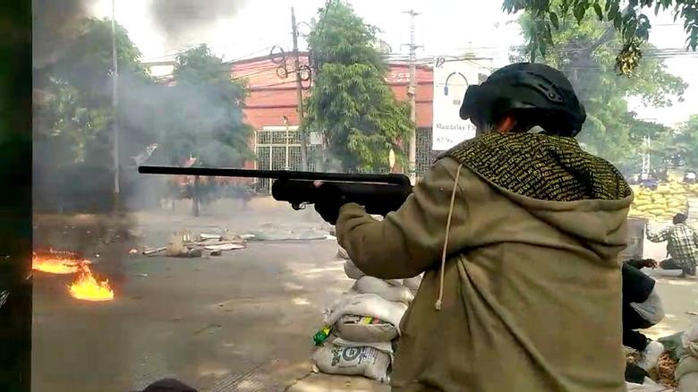 Người biểu tình trong cuộc đụng độ ở Mandalay, ngày 27/3. Ảnh: Reuters.